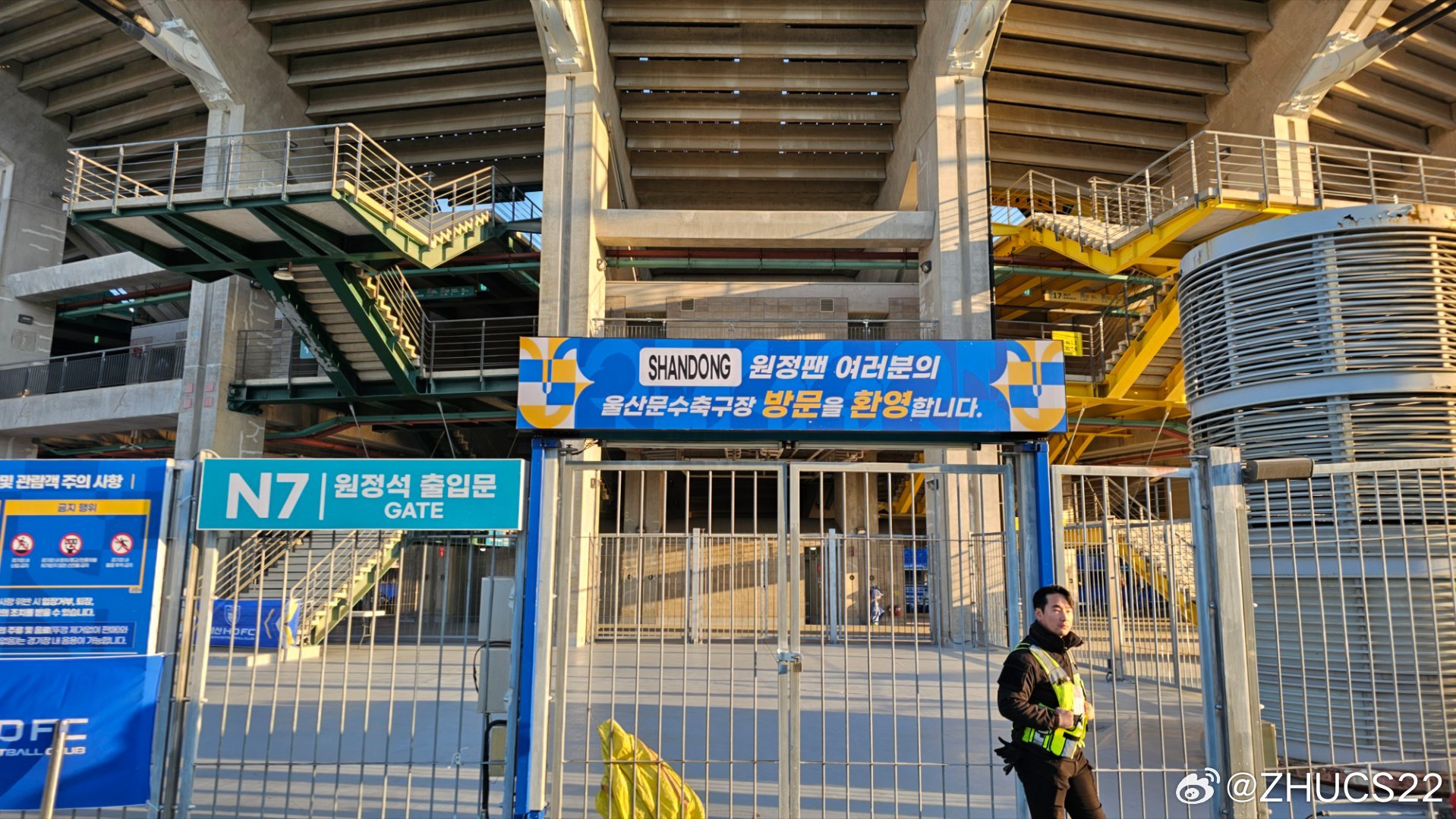 博主:蔚山現(xiàn)場工作人員、轉(zhuǎn)播車、安保在準(zhǔn)備撤場,場外一片安靜