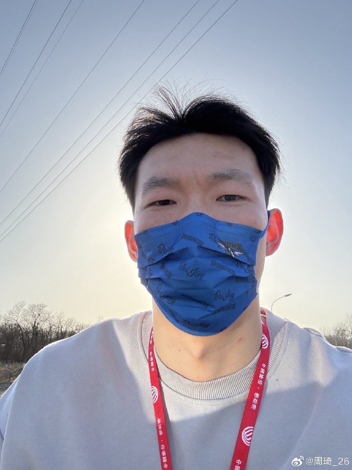  悠閑！周琦騎京牌電動車出行：太陽出來了 開京牌兜兜風(fēng)！
