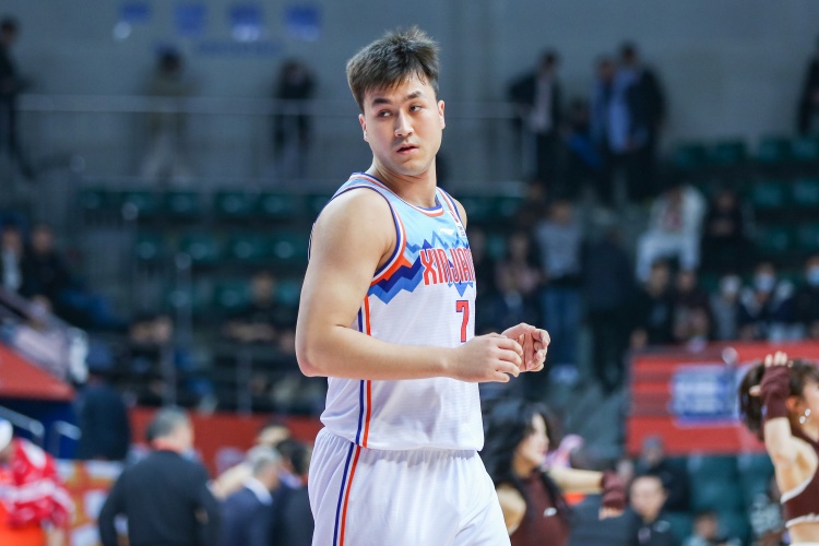 防到5犯被提前罰下!艾孜麥提全場9中3 貢獻(xiàn)9分1板1斷