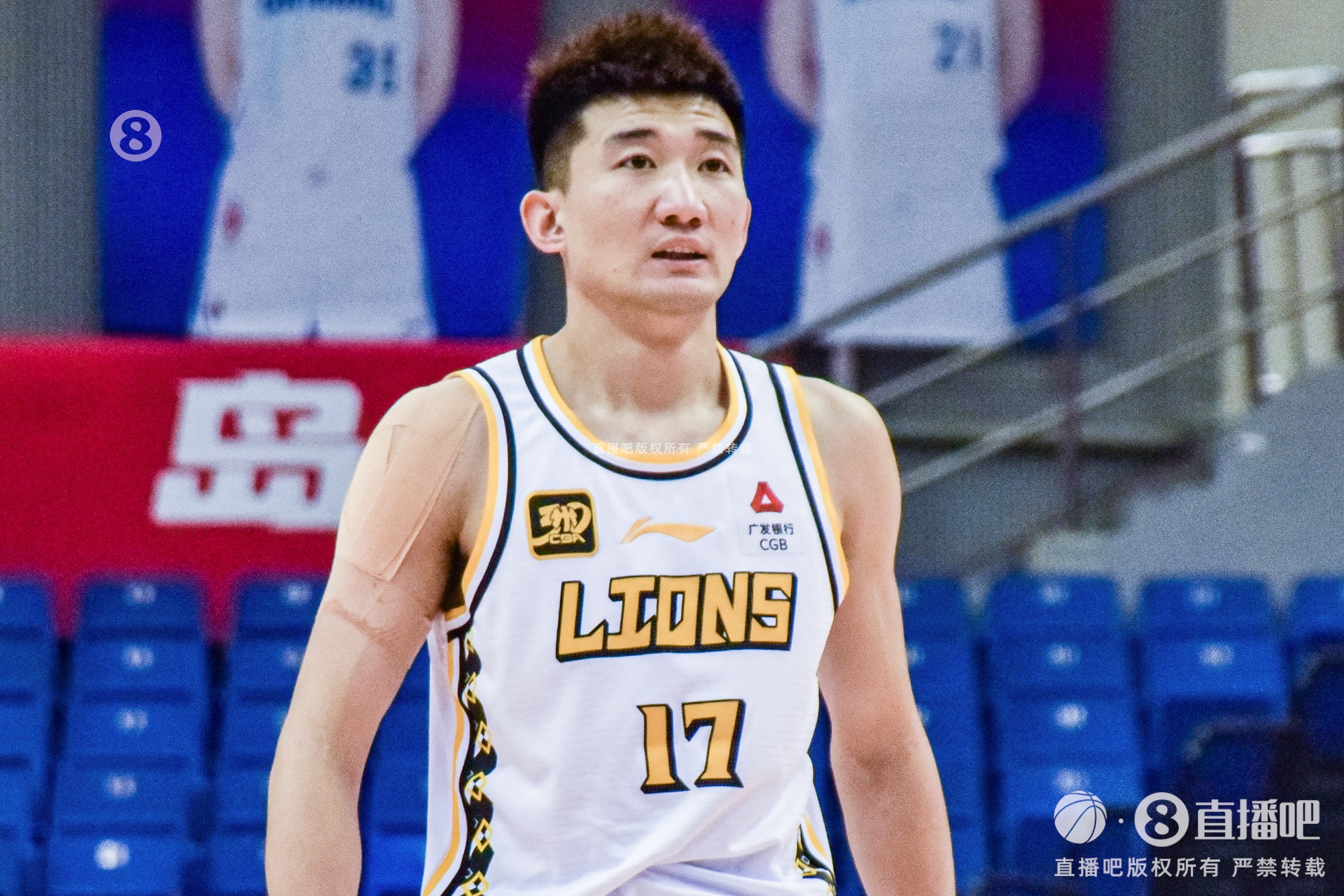 效率太低!孫銘徽15中4拿到15分4板12助2斷1帽 5次犯規(guī)