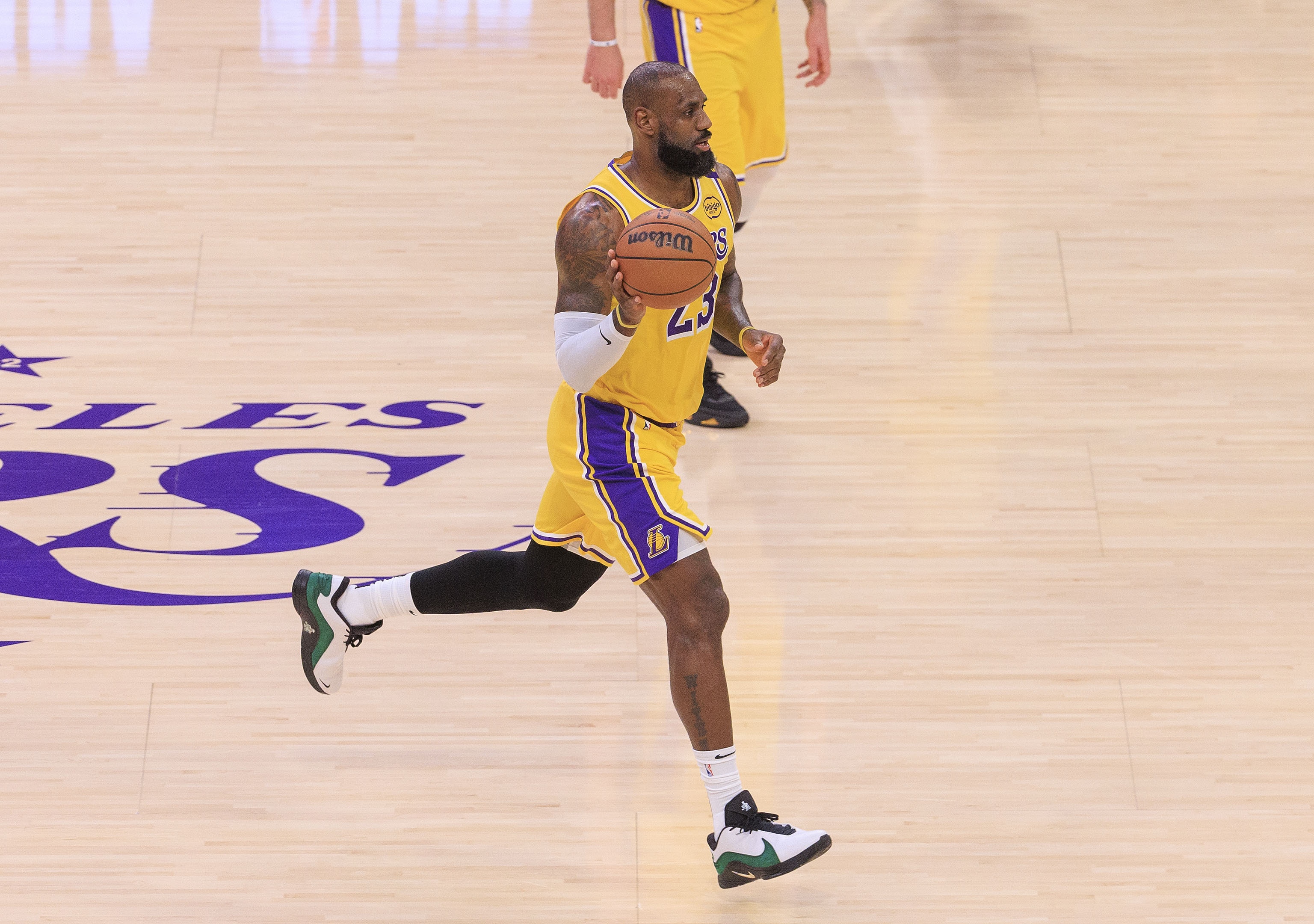 NBA官方:詹姆斯將于當(dāng)?shù)貢r(shí)間明天下午舉行賽前媒體見(jiàn)面會(huì)
